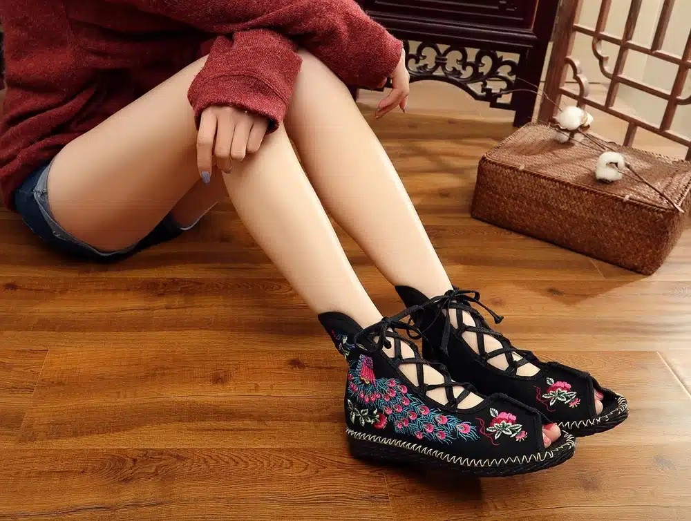 Veowalk Peacock Embroidered Women Peep Toe Gladiator Canvas Sandals Chinese Handmade Lace up Ladies Summer Fabric Flat Shoes 26