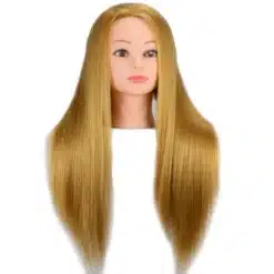 Blondide 65 cm pikkuste juustega treeningpea, millel on siledad, pehmed ja kannatlikult hooldatud juuksed, mis ripuvad õlgade kohal. Taustaks on selge valge pind, mis toob esile juuste loomuliku läike ja värvi.