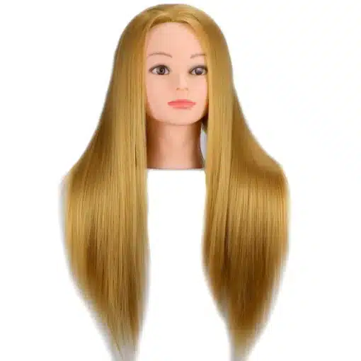 Blondide 65 cm pikkuste juustega treeningpea, millel on siledad, pehmed ja kannatlikult hooldatud juuksed, mis ripuvad õlgade kohal. Taustaks on selge valge pind, mis toob esile juuste loomuliku läike ja värvi.