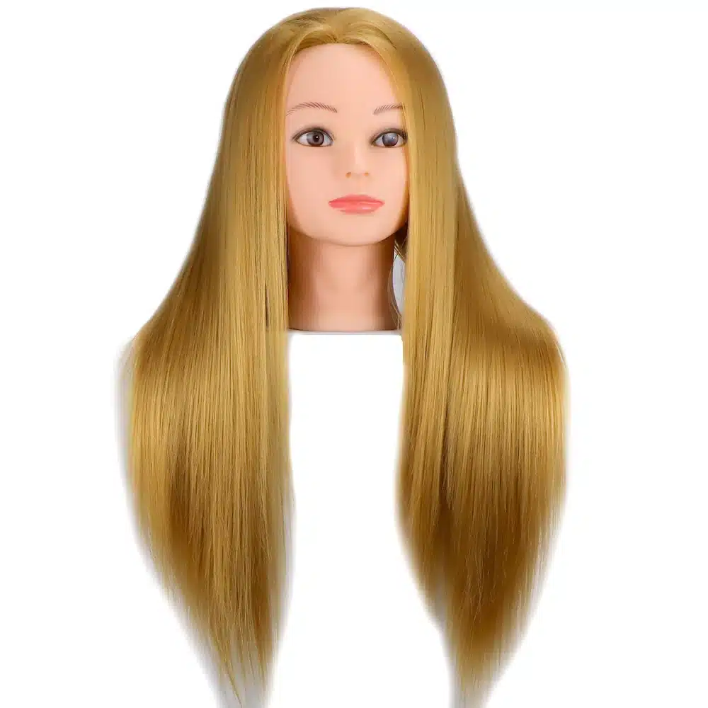 Blondide 65 cm pikkuste juustega treeningpea, millel on siledad, pehmed ja kannatlikult hooldatud juuksed, mis ripuvad õlgade kohal. Taustaks on selge valge pind, mis toob esile juuste loomuliku läike ja värvi.