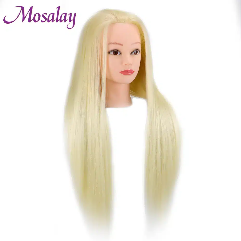 Treeningpea, millel on pikad blondid 65 cm juuksed, mille taust on valge. Peal on toodetud Mosalay firma nimi. Juuksed on sirged ja paksust materjalist, ideaalne igasuguste juuksurisalongi harjutuste jaoks.