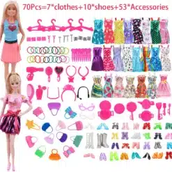 Suur nukuriiete ja aksessuaaride komplekt, mis sisaldab erinevaid nuku riideid, jalatseid ja mitmesuguseid aksessuaare, kõik erksates toonides. Pildil on kaks nukku, mitmeid riidekomplekte ja aksessuaare nagu kingad ja ehted, mis loovad mitmekülgse ja värvika komplekti.