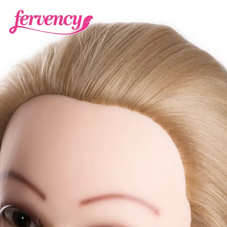 Blondide juustega treeningpea lähedalt vaade; siidised heledad juuksed paistavad loomulike ja pehmetena kunstpeaga vastu valget tausta.