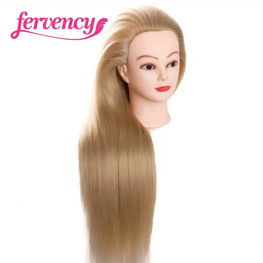 Blondide juustega treeningpea, millel on realistlikud pikad ja siidiselt läikivad blondid juuksed, ideaalne juuksuritööde harjutamiseks, valgel taustal.