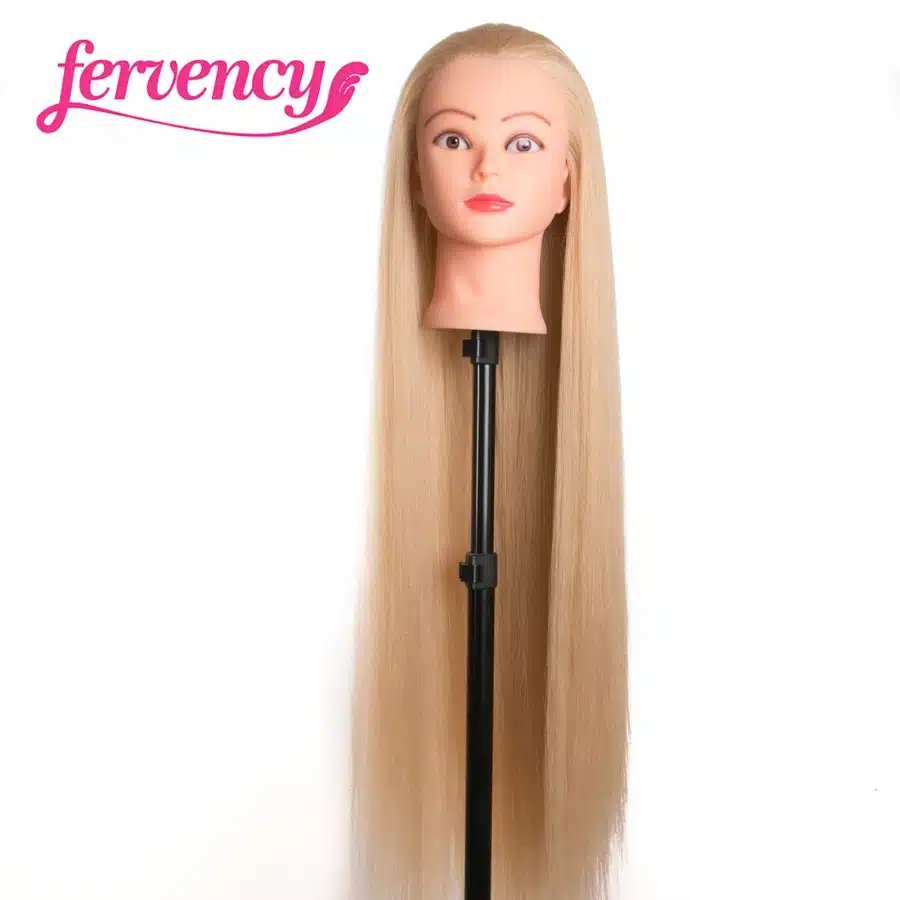 Blondide juustega treeningpea, millel on pikkade sirgete heledate blondide juustega mannekään pea mustal statiivjalal, valgel taustal.