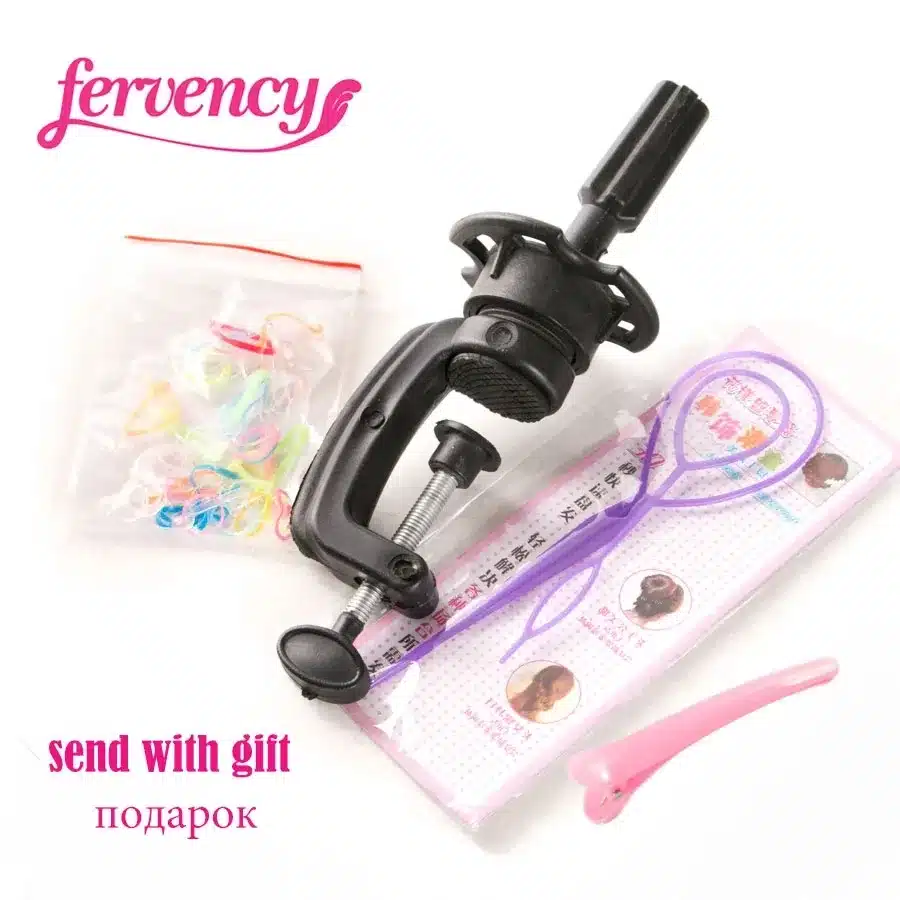 Blondide juustega treeningpea kinnitus, musta värvi plastist, taustal erinevad lisatarvikud ja kingitusena saadavad esemed värvilises kotis.