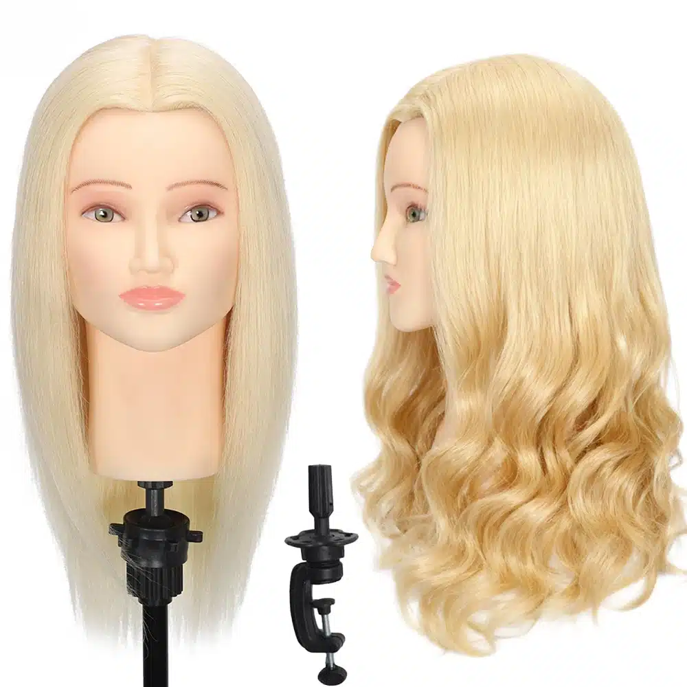 Kaks vaadet inimjuustega mannekeeni peale soengute tegemiseks, millel on sirged ja lainelised blondid juuksed. Pea on paigaldatud mustale statiivile valgel taustal.