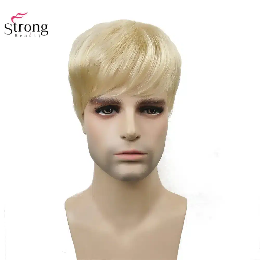 Blond sirgete juustega parukas meestele mannekeeni peas, millel on loomulikult sätendav tekstuur ja lühikesed sirged juuksed, taustaks valge seinaosa.