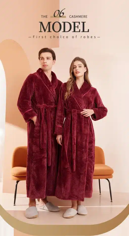 Flanellist hommikumantlid täiskasvanutele, punakas toonis, kantuna kahe täiskasvanu poolt, istumas kaasaegses sisekujunduses. Hommikumantlid on pikkade varrukatega ja vööga. Taustal on heledat värvi sein ja tugitool.