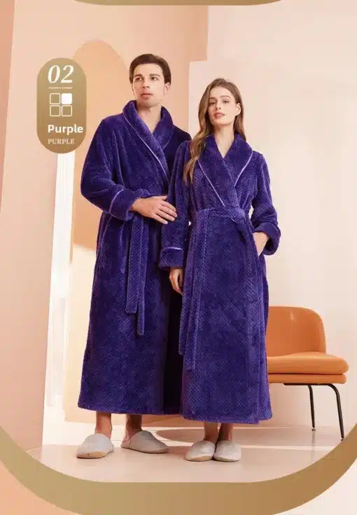 Kaks täiskasvanut kannavad lillat värvi flanellist hommikumantleid, mis on sooja ja luksusliku disainiga. Taustal on pastelsetes toonides interjöör ja oranž tool.