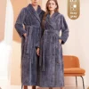 Kaks täiskasvanut kannavad halli flanellist hommikumantlit, pehmed ja soojad, sobivad igapäevaseks kasutamiseks. Taustal on hele interjöör, mis rõhutab toodete mugavust ja elegantsi.