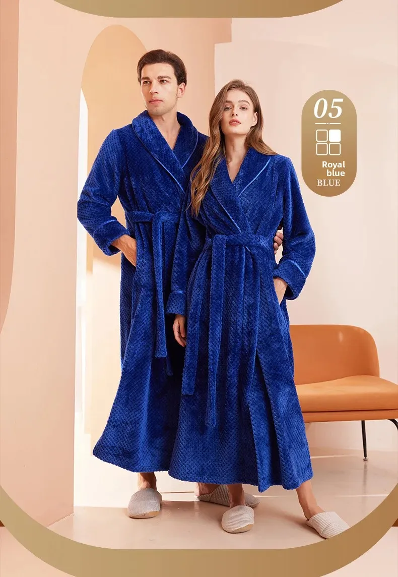 Kaks täiskasvanud inimest kannavad kuninglikult siniseid flanellist hommikumantleid hubases sisekujunduses, mille taustaks on beež sein ja oranž diivan. Hommikumantlid on vöötatud ja näitavad elegantset disaini.