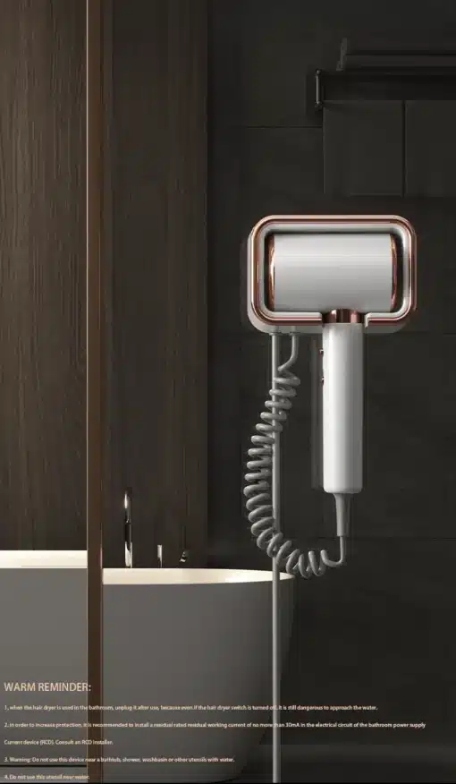 Väike seinale kinnitatav föön | E-pood Tootemaailm Väike seinale kinnitatav föön modernses vannitoas, valge ja metallik värviga, spiraalse juhtmega. Föön on paigaldatud tumepruuni taustaga seinale minimalistliku disainielemendina.