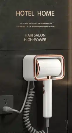 Valge ja vaskviimistlusega väike seinale kinnitatav föön mustal taustal hotellis või kodus kasutamiseks.