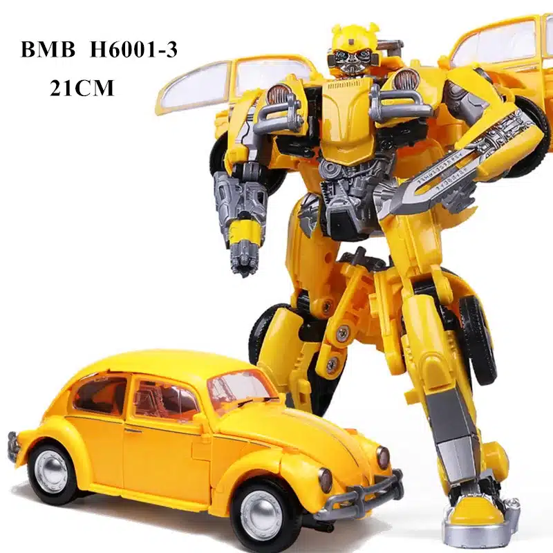 Kollane Transformeeruv Transformer Bumblebee mänguasi, mis on poolenisti ümber kujundatud robotist autoks. Mänguasi on erksates kollastes toonides ja detailirohke, hõbedaste aktsentidega käed ja jalad. Taust on valge, esile toomaks mänguasja keerukaid detaile ja mehhaanikat.