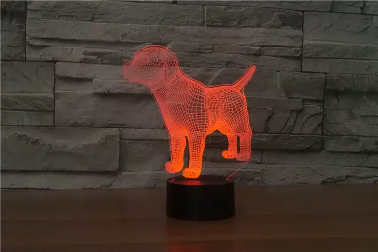Punase valgusega 3D lamp 'Koer' kiviseina taustal, LED valgusti, mis kujutab koera kuju, modernne disain ja must aluspind.