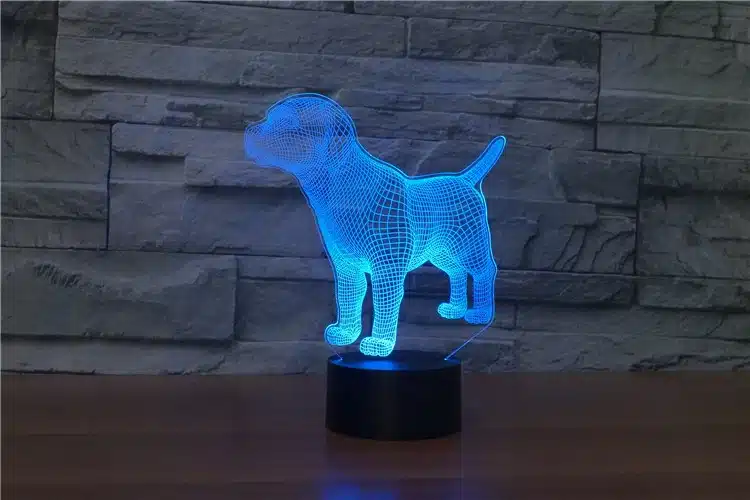 3D lamp 'Koer' sinise LED valgusega, mis seisab mustal alusel puiduimitatsiooniga taustal.