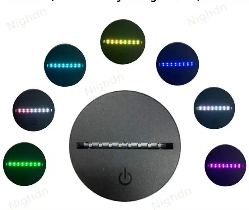 3D lamp 'Koer' koos mitmevärvilise LED-valgustusega, mis on kujundatud erinevates värvustes helendama. Valgustuse valikud on nähtavad mustal taustal, keskmes on lambi sisse- ja väljalülitamise nupp.