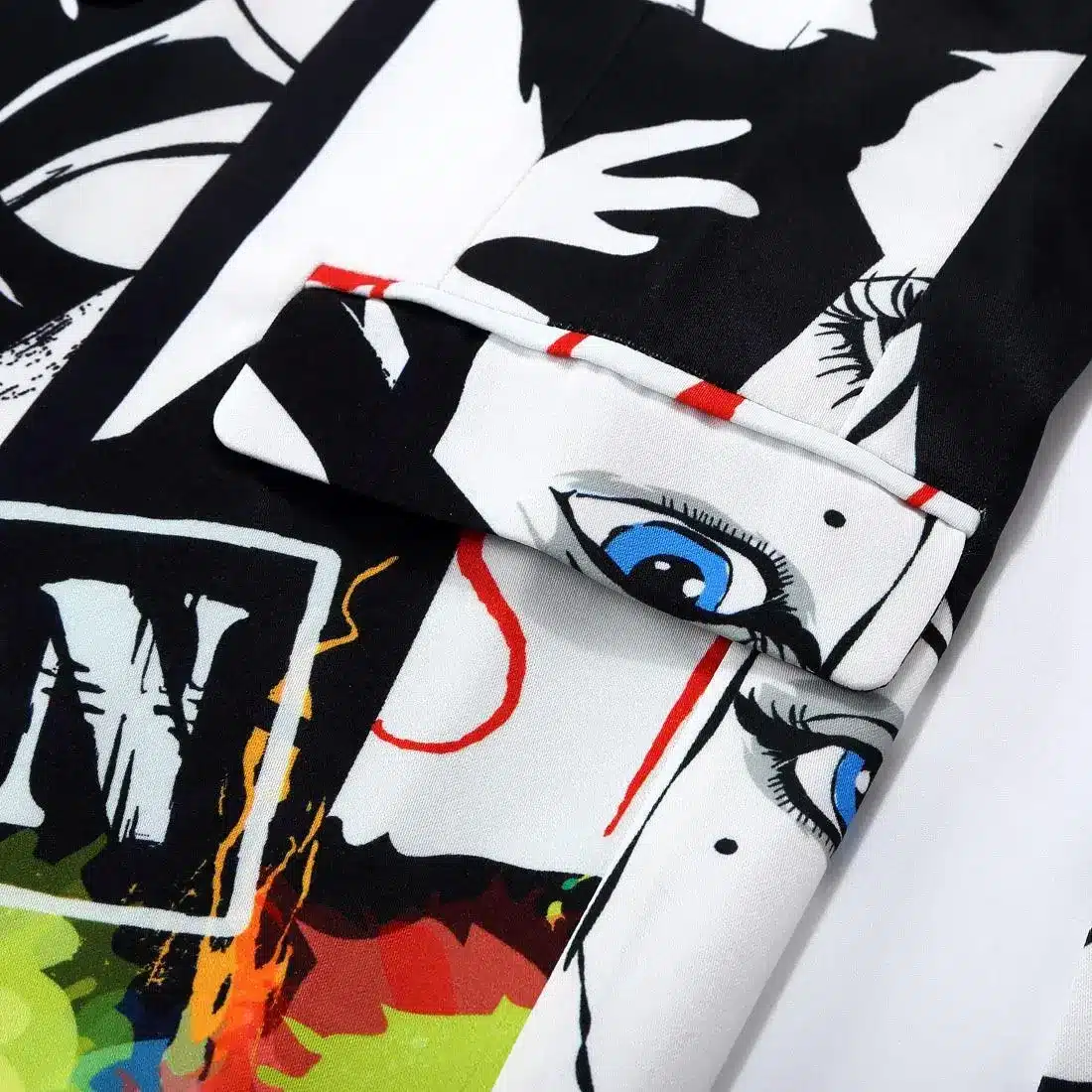 Meeste pintsaku varrukas, millel on silmatorkavad värvilised pildid, silmade ja abstraktsete kujunditega, valgel taustal.