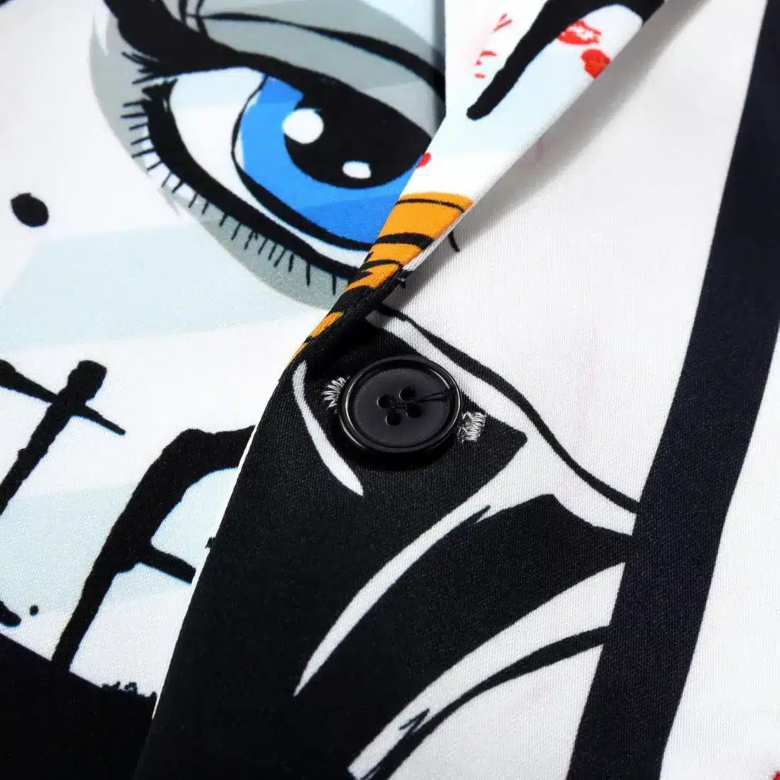 Lähivaade piltidega pintsaku kraest ja nööbist, millel on stiilne kunstiline silma graafika ja musta-valge tooniga materjal.