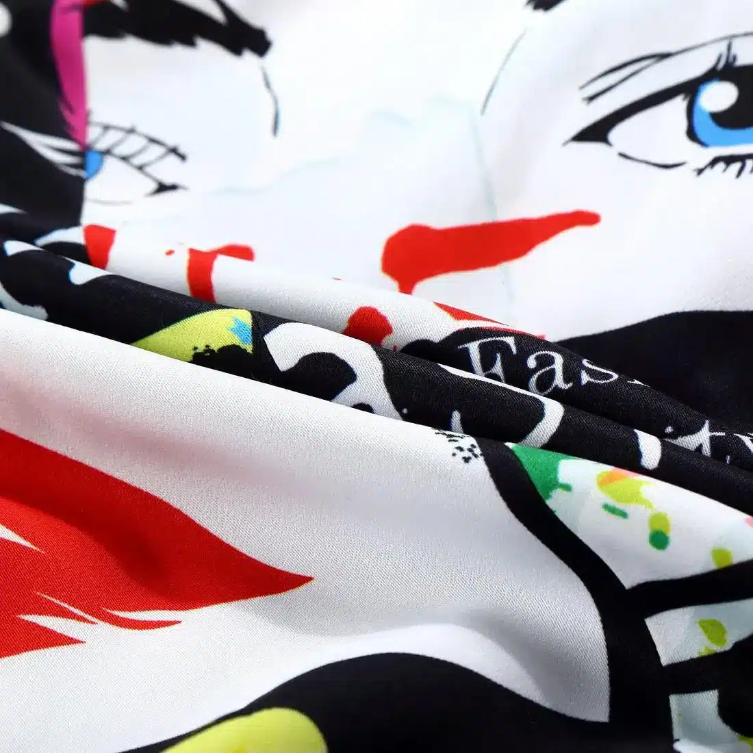 Lähivaade meeste pintsaku kangast, millel on erksad värvid ja siluetid. Must, punane, roheline ja valge mustri detailid annavad kanga elava ja kunstilise ilme.