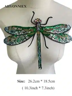 Suur pealetriigitav kiil, millel on rohelised, kuldsed ja sinised litrid, eksponeeritud mannekeeni rinnal, neutraalsel taustal.