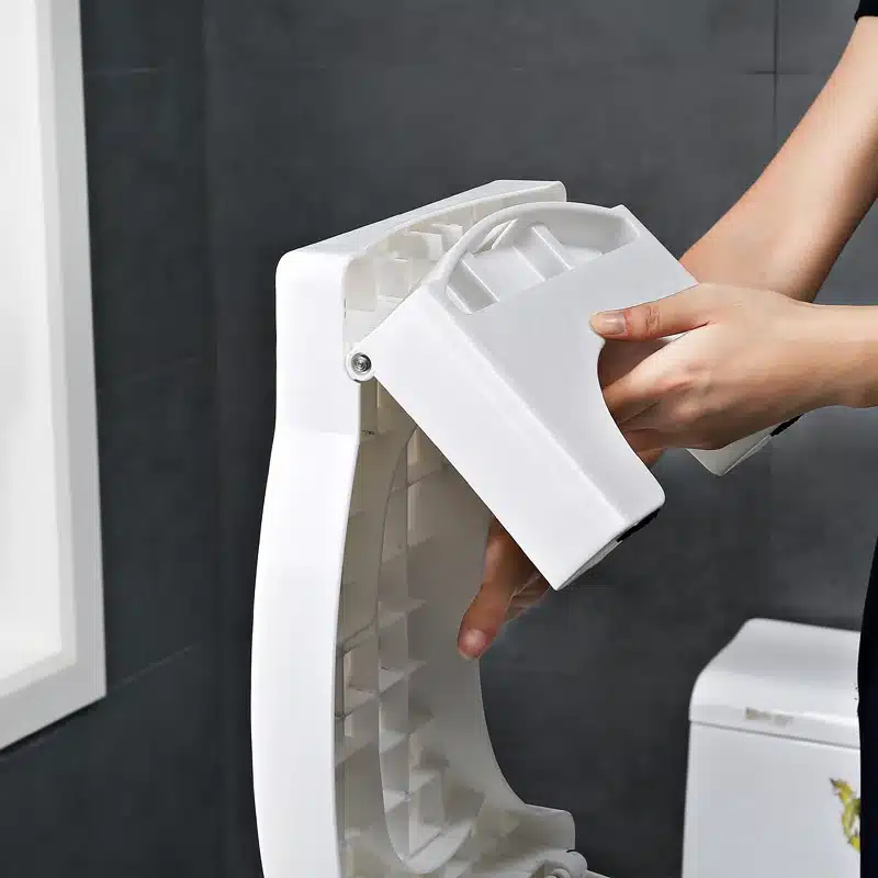 valge libisemiskindel wc poti aste, mida hoiab käsi