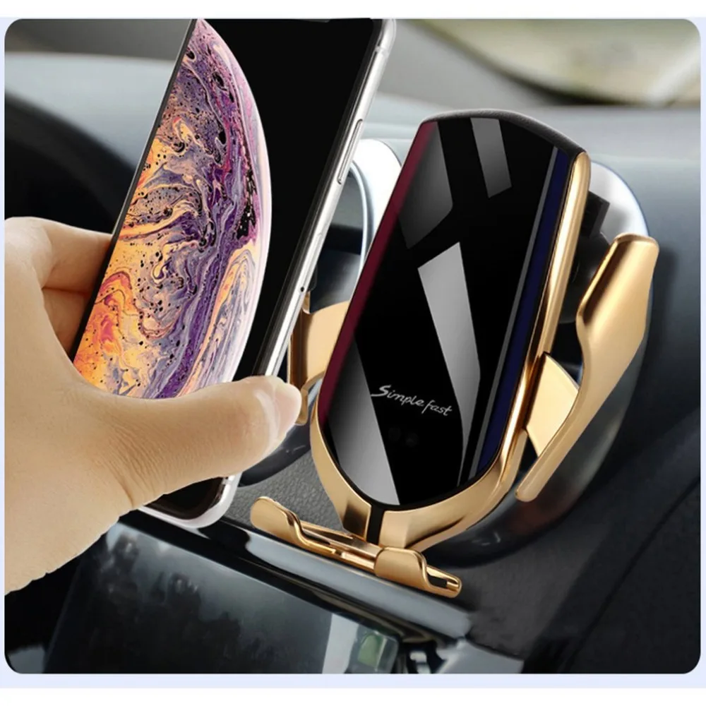 kuldne mobiilihoidja autos, millel on must esipaneel ja mille küljes on telefon