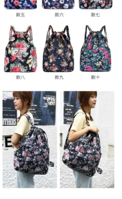 Viis erinevat mustrilist seljakotti, lillede ja lehtede mustriga, asetsevad valgel taustal. Esiplaanil kanna naine ühte neist seljakottidest.