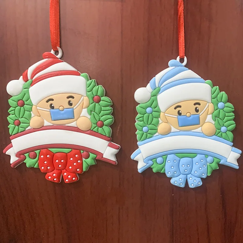 kaks kuuseehet, millel on maskis beebi, üks punase ja teine sinise mütsiga