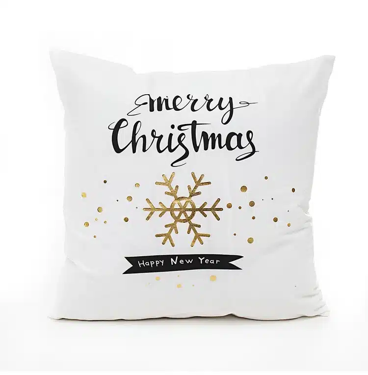 valge padjakate musta ja kuldse kirjaga, millel on lumehelves ja tekst 'merry Christmas'