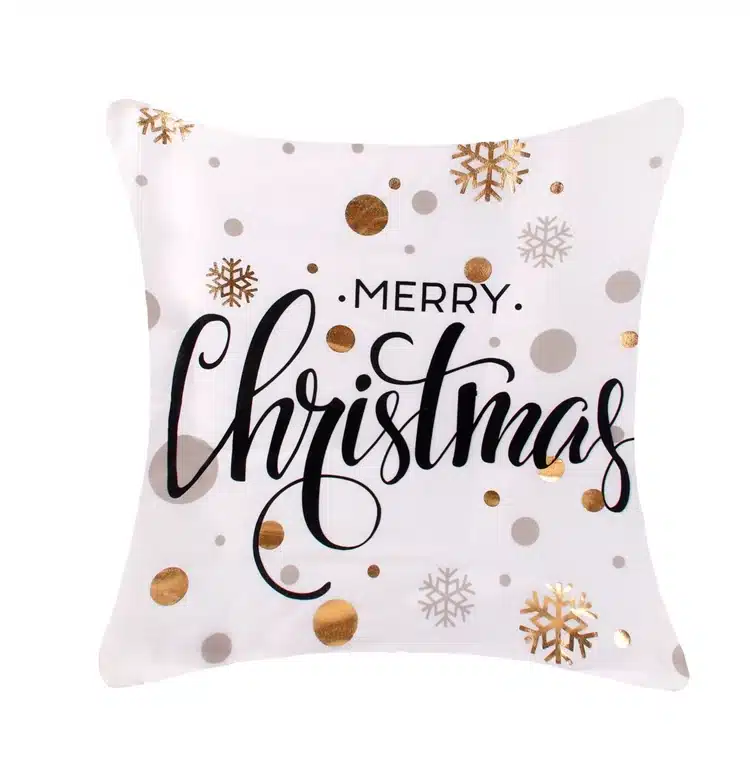 valge padjakate musta kirjaga 'Merry Christmas', kuldsete ja hallide täppide ning lumehelvestega