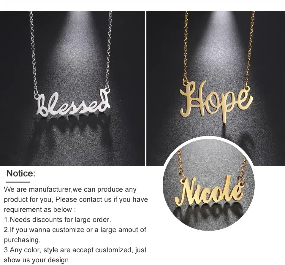 Kolm Sinu nimega kaelaketti, mis on valmistatud erinevates värvides: hõbedane, kuldne ja punane kuld, mustal taustal. Kettidel on sõnad 'Blessed', 'Hope' ja personaliseeritud nimi 'Nicole'.