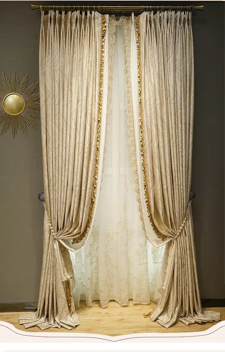 elegantsed beežid kardinad kuldsete detailidega, mis on kinnitatud külgedele