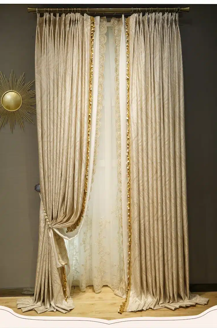 beežid luksuslikud kardinad kuldsete detailidega