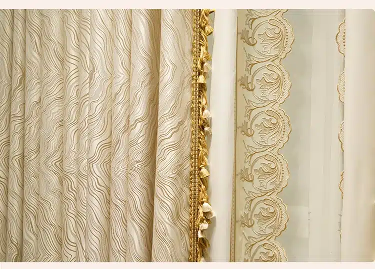 elegantsed beežid kardinad kuldsete detailidega