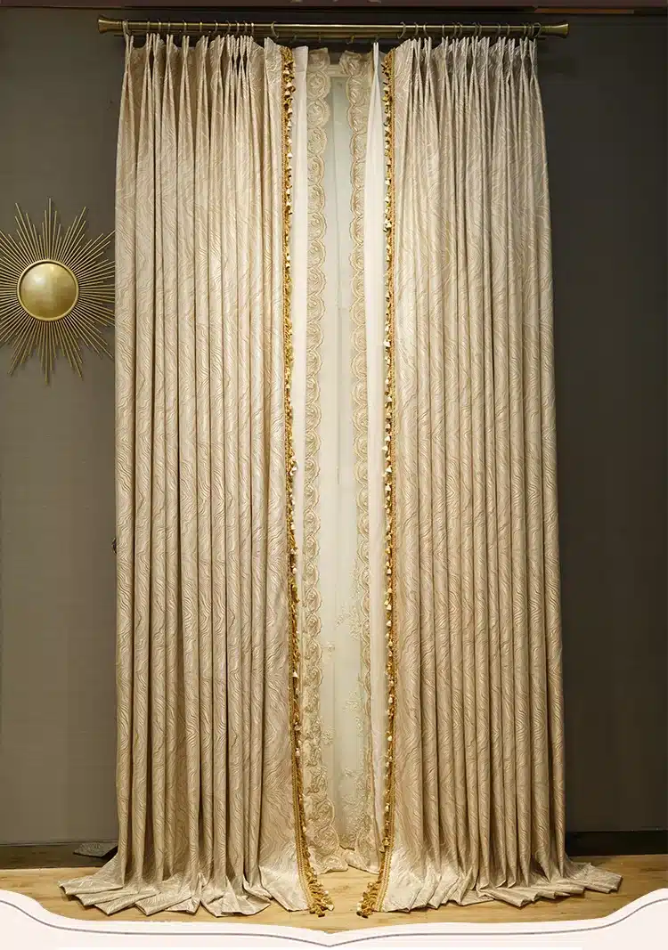 elegantsed beežid kardinad kuldsete detailidega