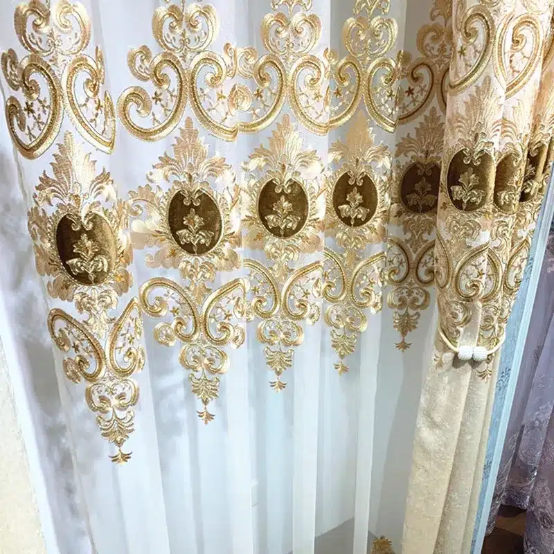kuldsete ornamentidega läbipaistvad kardinad