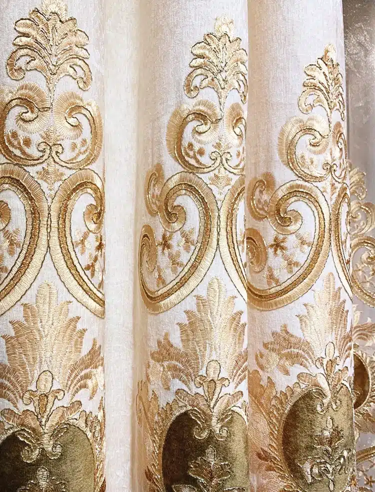 kuldsete ornamentidega luksuslikud kardinad heledal taustal