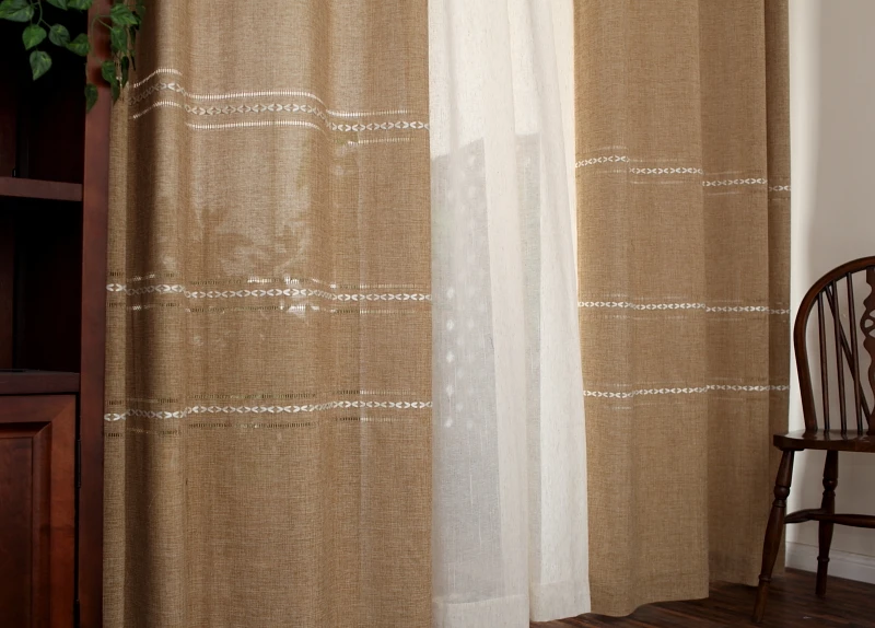 pruunid retro stiilis kardinad valge pitsilise mustriga