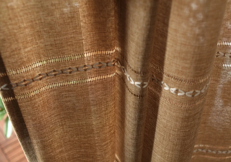 pruunid retro stiilis kardinad mustrilise detailiga