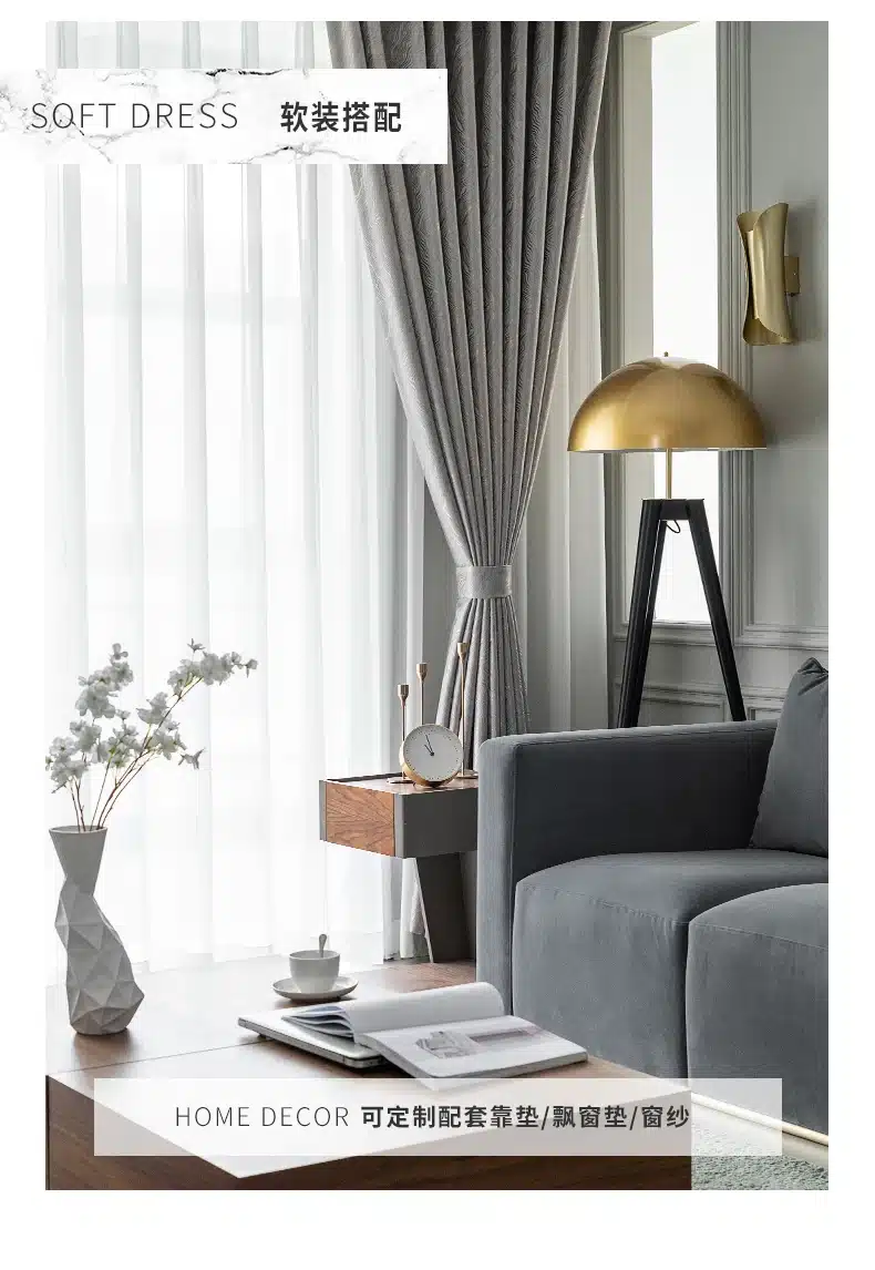 elegantsed hallid kardinad, mis ripuvad akna ees, kõrval kuldne lamp ja hall diivan