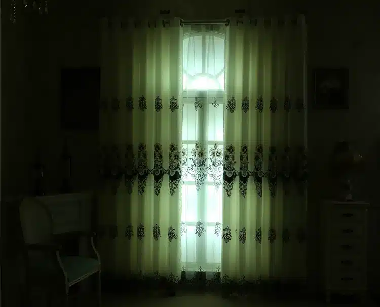 heledad kardinad tikanditega akna ees