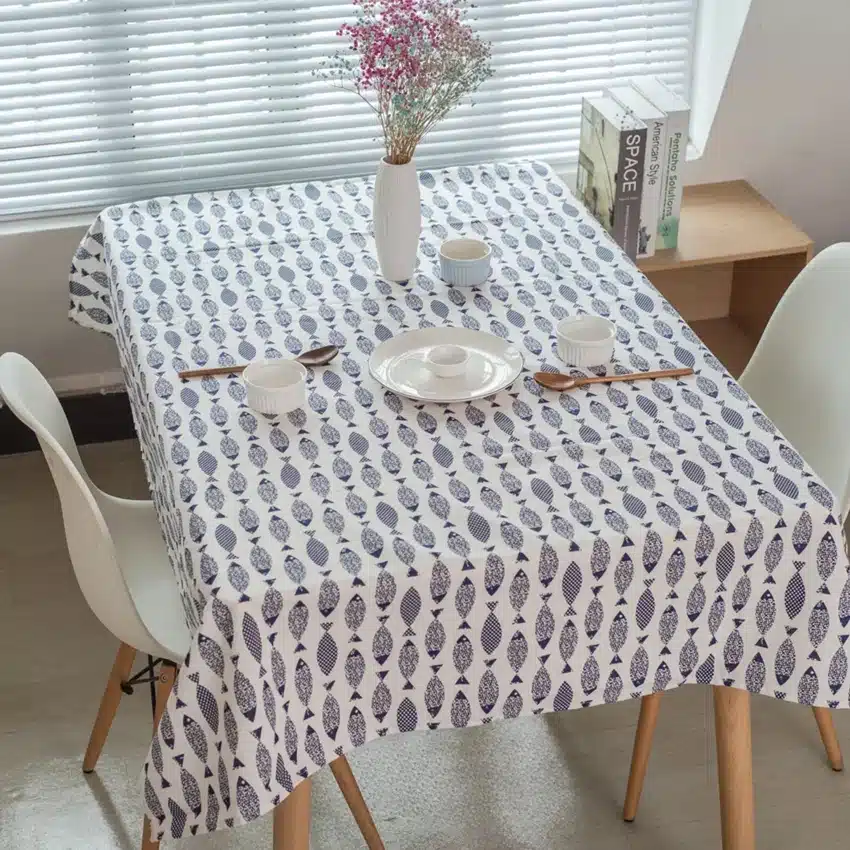 valge laudlina siniste kalamustritega kaetud söögilaual