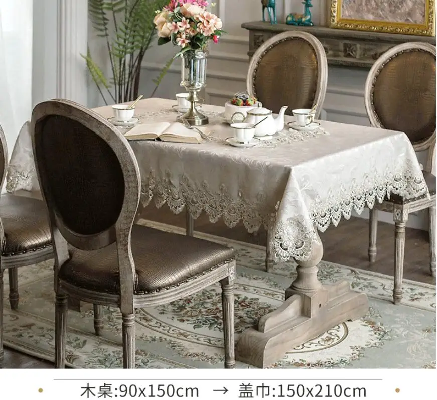 heledad pitsilised laudlinad ja toolikatted elegantse söögilaua ümber