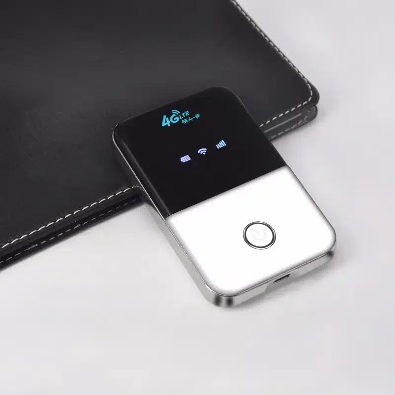 kompaktne must-valge kaasaskantav wifi ruuter, millel on ekraan ja toitenupp