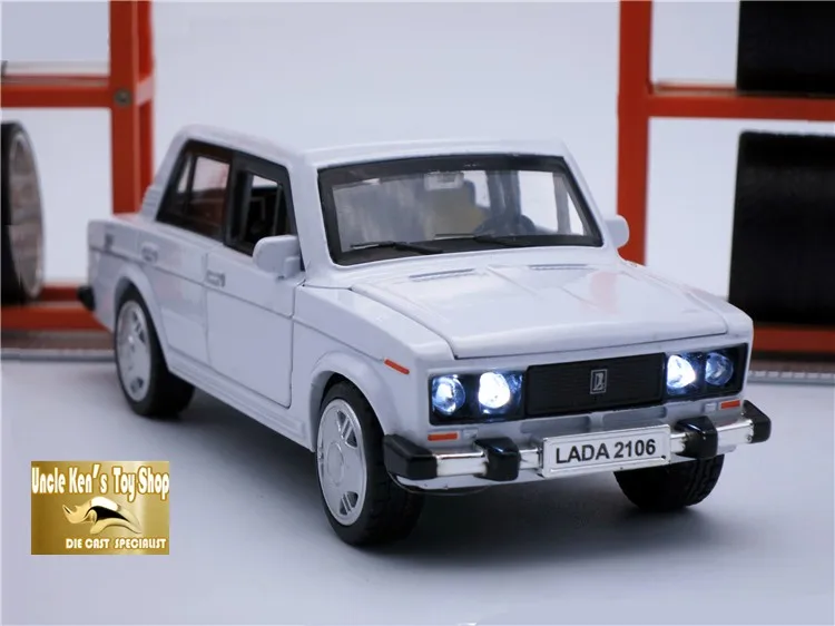 valge elektriline mänguauto, millel on realistlikud detailid ja esituled