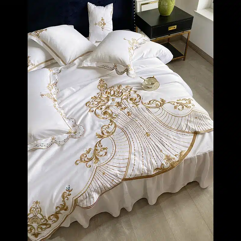 valge voodipesukomplekt kuldsete ornamentidega