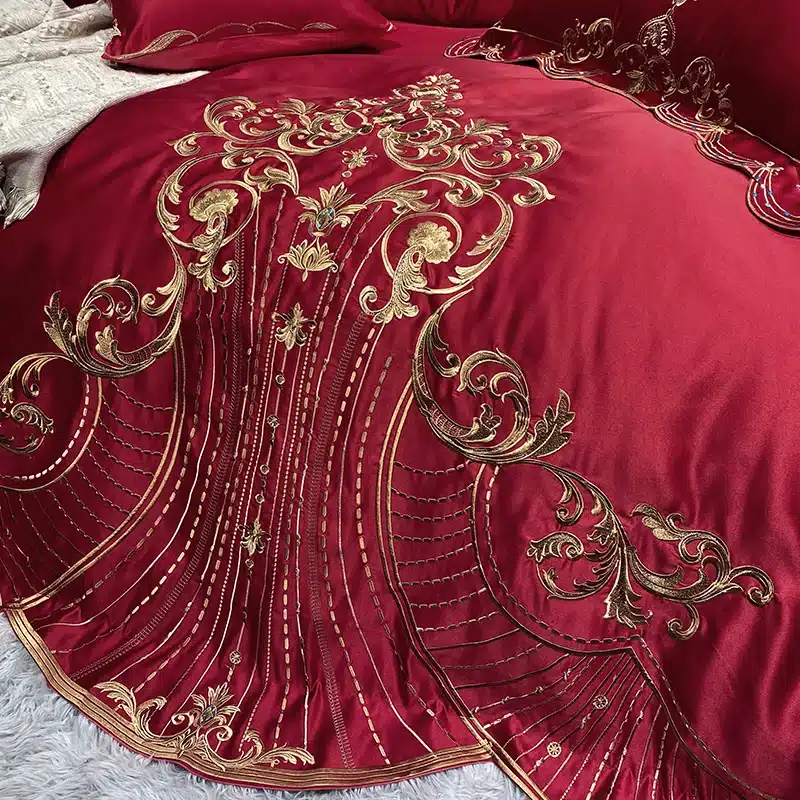 punane voodipesukomplekt kuldsete ornamentidega
