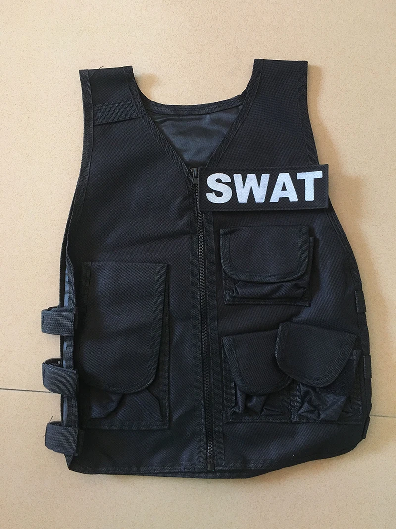 must taktikaline vest mitme taskuga ja SWAT märgisega